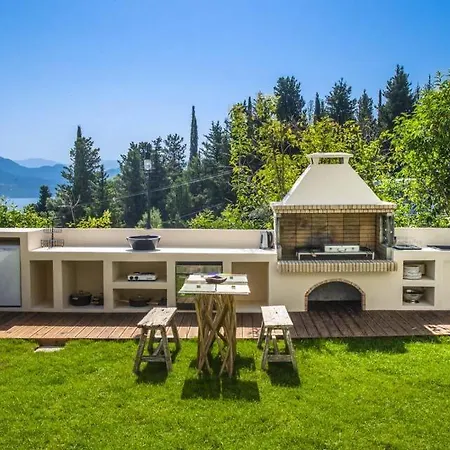 Lygia Sleeps 10 With Pool Air Con And Wifi